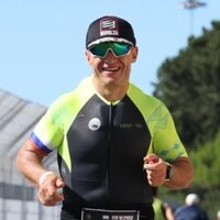 Alex racing in SAINT-TRI kit